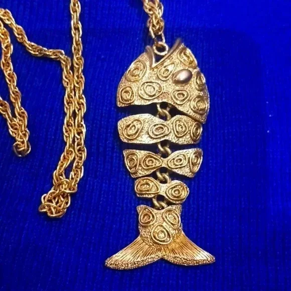 A beautiful fish charm chain...gold color.. - Picture 6 of 6